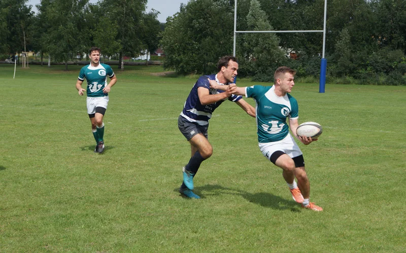 Rostocker Robin Hollinski im blau-weißen Trikot in der Verteidigung gegen Pawel Dunaj mit Ball aus Szczecin (letzjähriges Hanse-Masters).Foto: Andre Goeda