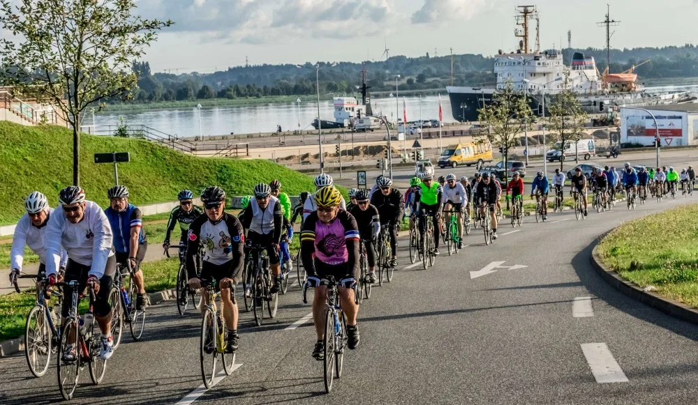 Teilnehmer der Tour für Afrika auf dem Weg durch Rostock. FOTO: Bellmann/Nachami e.V.