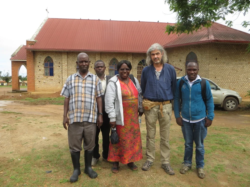 Vorort-Besuch: Der Vorsitzende des veranstaltenden Vereins Nachami e.V. zu Besuch in Masaka (Uganda). In der Bildmitte Passy Nabulya von der Partnerorganisation Caritas Maddo. FOTO: Bellmann/Nachami e.V.