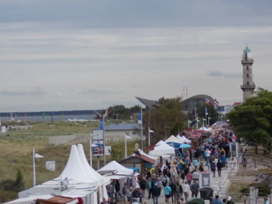 Unweit von Warnemünder Teepott und Leuchtturm finden die Beachsoccer-Turniere statt. Foto: M.M.