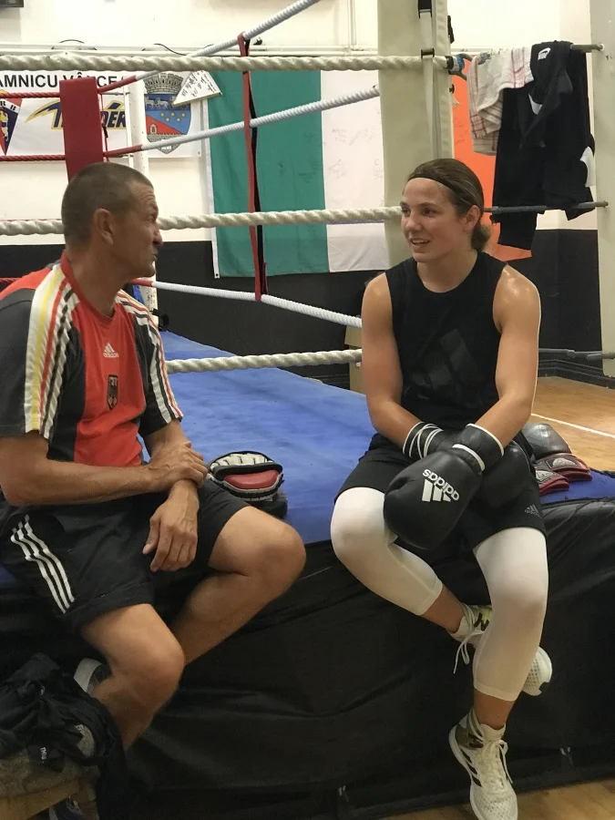 Sophie im Austausch mit Bundestrainer Andreas Schulze. Foto: ©️ Boxclub TRAKTOR Schwerin