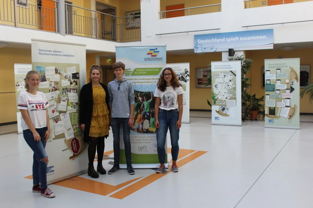 Am Schweriner Sportgymnasium wird die Ausstellung „Demokratie stärken- Rechtsextremismus bekämpfen“ der Friedrich-Ebert-Stiftung gezeigt. FOTO: LSB