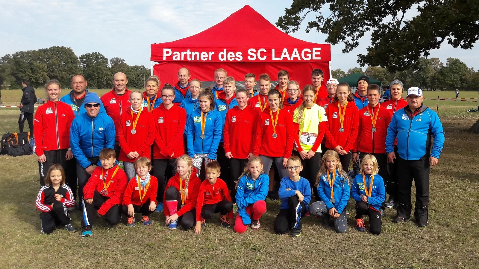 Das Foto zeigt Laager Ausdauersportler nach dem Staffelmarathon. Foto: Hannes Kuntermann