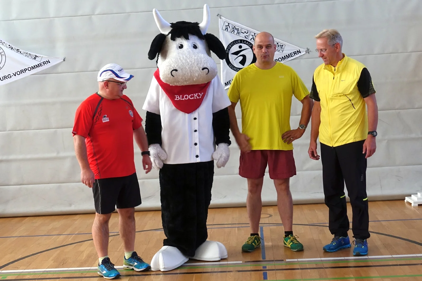 Das Foto zeigt die Initiatoren und Macher der Veranstaltung: André Stache, den Blocky-Block Bullen, das Maskottchen der Block House-Restaurants, den Laager Bürgermeister Holger Anders und Stefan Grobbecker (v.li).