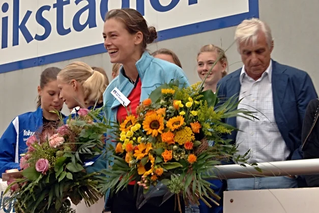 Blumen für die Marathon-Europameisterin Ulrike Maisch. Archiv-Foto: Wolfgang Gross, Rostock 2006