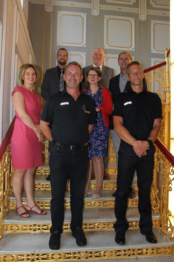 Justizministerin Katy Hoffmeister mit Vertretern der Volleyballmannschaft der JVA Waldeck. FOTO: Justizministerium MV