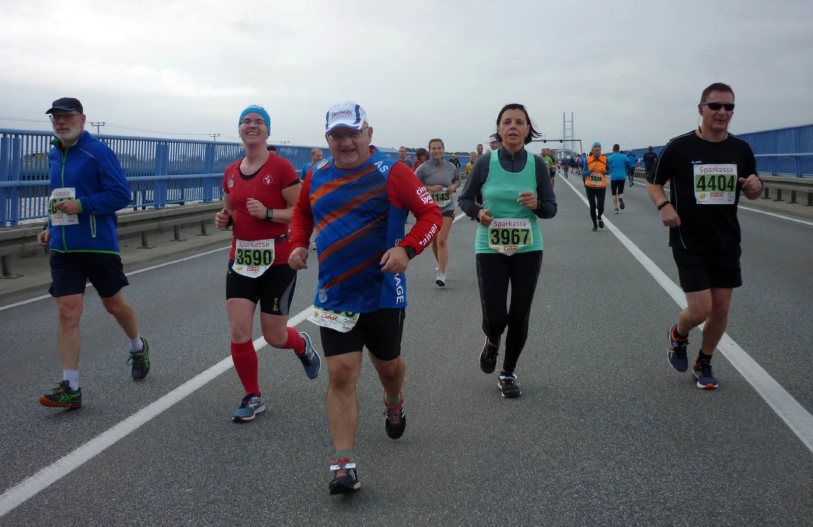 Das Foto zeigt Laager Sportler auf der Rügenbrücke. Foto: André Kobsch