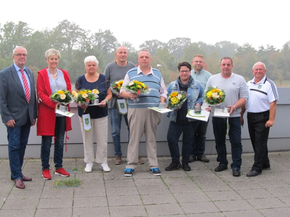 LFV-Vizepräsident Detlef Müller (li.) und der KFV-Vorsitzende Wolfgang Gottschling (re.) ehrten die Preisträger (v.l.n.r.): Anja Schumacher, Gisela Klinke, Rolf Brümmer, Mathias Klinke, Kati Hildwein, Torsten Scholl und Holger Henning. Foto: Manfred Siemer / KFV Westmecklenburg