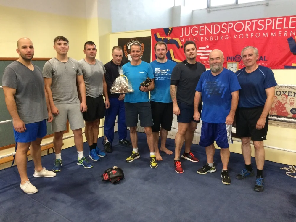 Andreas Zülow in der Mitte mit seiner Trainingsgruppe vom BC Traktor Schwerin. Foto: ©️ BC TRAKTOR Schwerin
