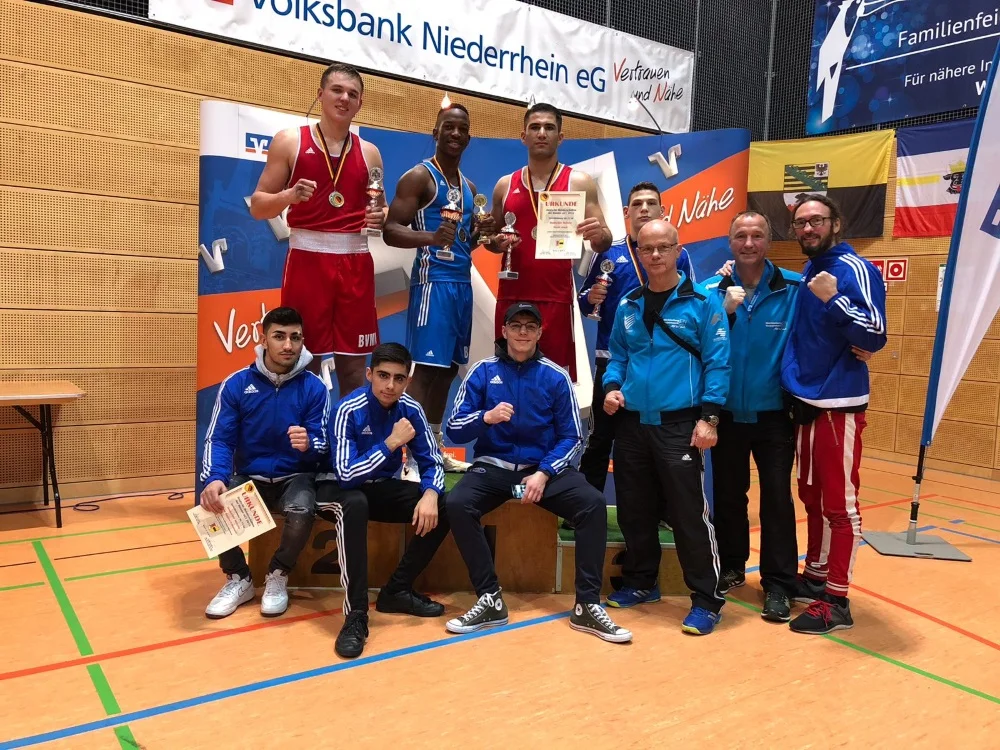 Auf dem Foto: Alle Boxer und Trainer vom BC Traktor Schwerin bei der U21 Deutschen Meisterschaft sowie der Landestrainer Ralf Bünger. Foto: ©️ Boxclub TRAKTOR Schwerin