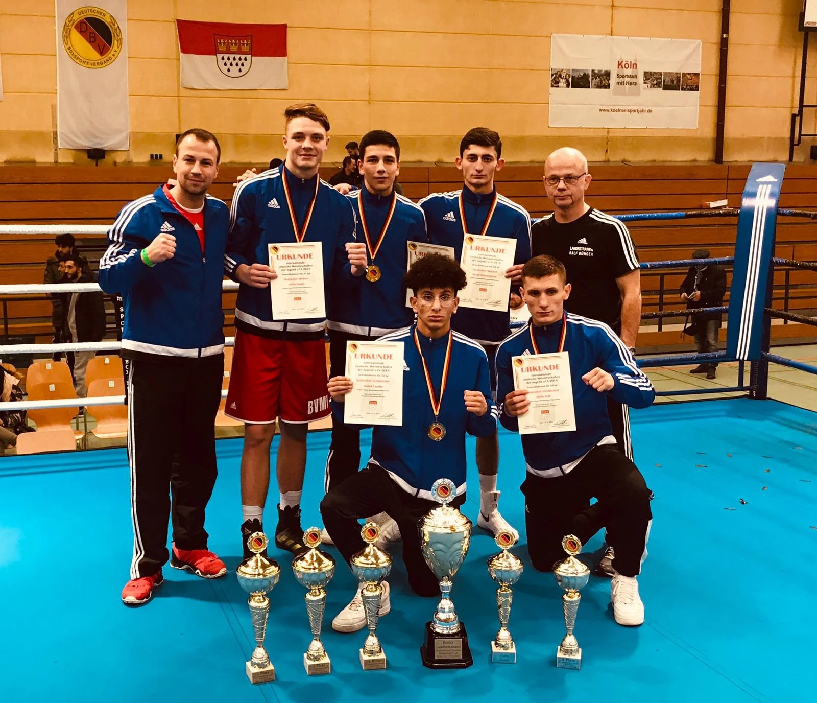 oben v.l.: Sebastian Zbik, Calito Cumic, Agasi Margaryan, David Gevorkjan, Ralf Bünger; unten v.l.: Sadek Lazem, Alban Arifi. (Foto: ©️ Boxclub TRAKTOR Schwerin)