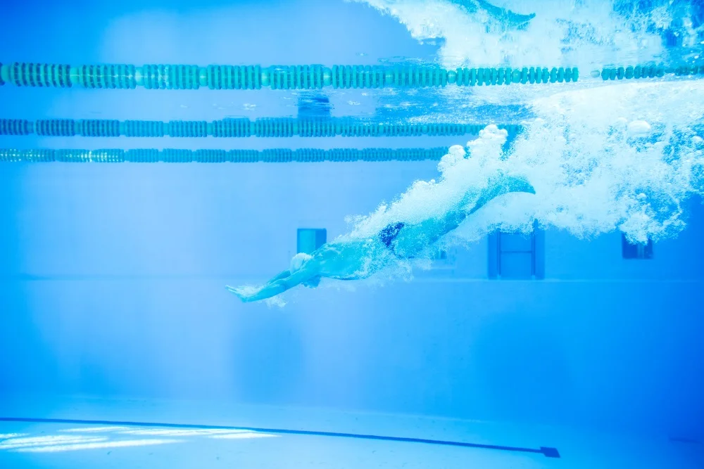 Schwimm-Senior beim Wasserspringen