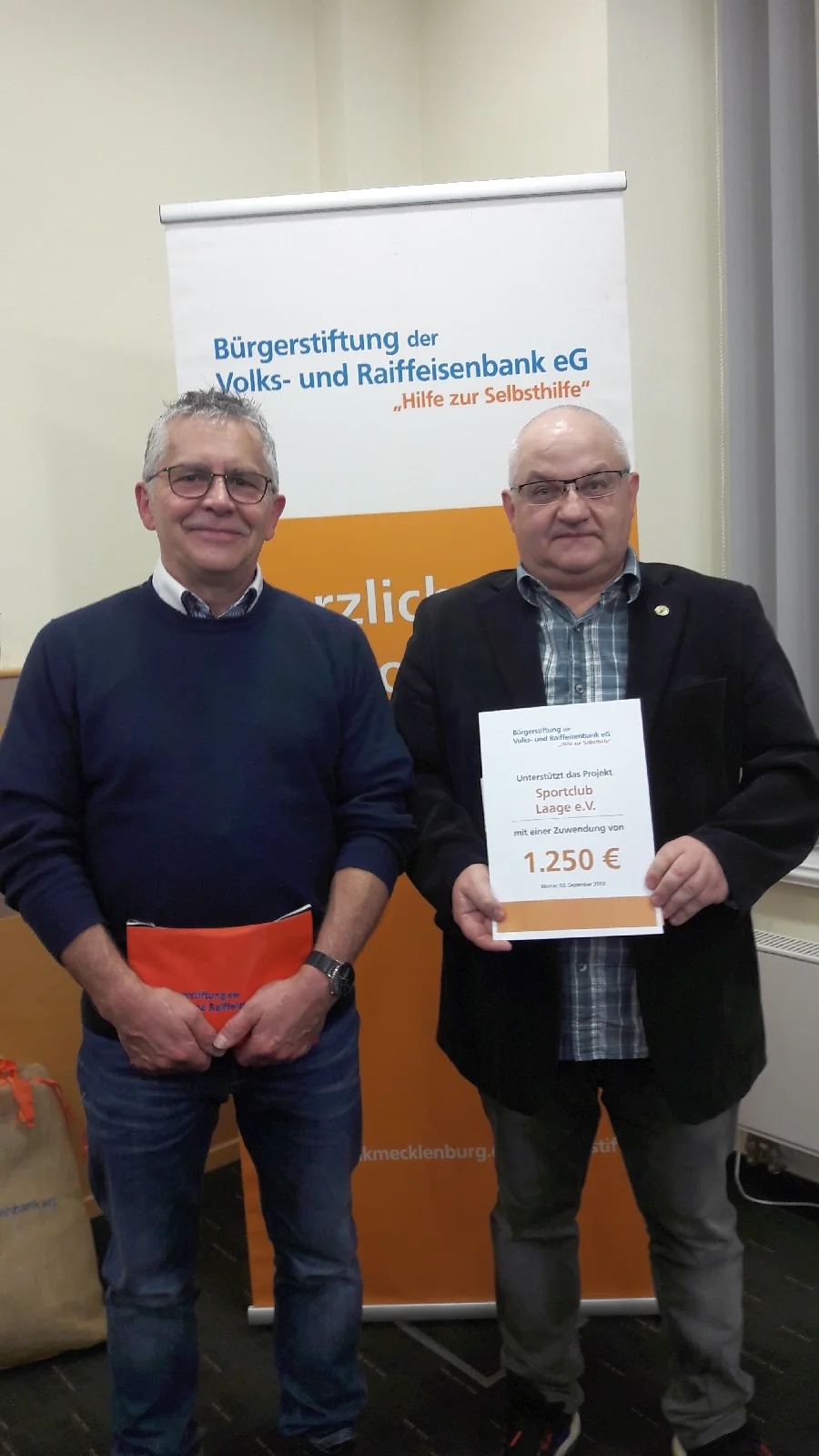 Das Foto zeigt Uwe Michaelis (li.) und André Stache nach der Übergabe der Förderung. Foto SC Laage