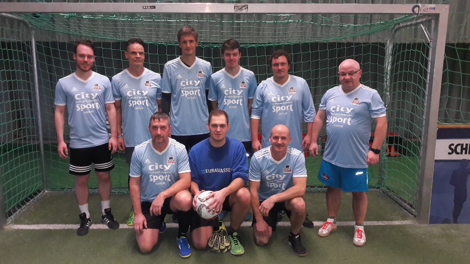 Das Foto zeigt die Siegermannschaft: Tobias Knabe, André De Cahsan, Kai Bülow, Maximilian Heise, Peter Gohlke und André Stache (stehend v.l.). Manfred Spelinski, Steve Göhner und Alf Hengevoß (knieend v.l.) Foto: Marcel Raith