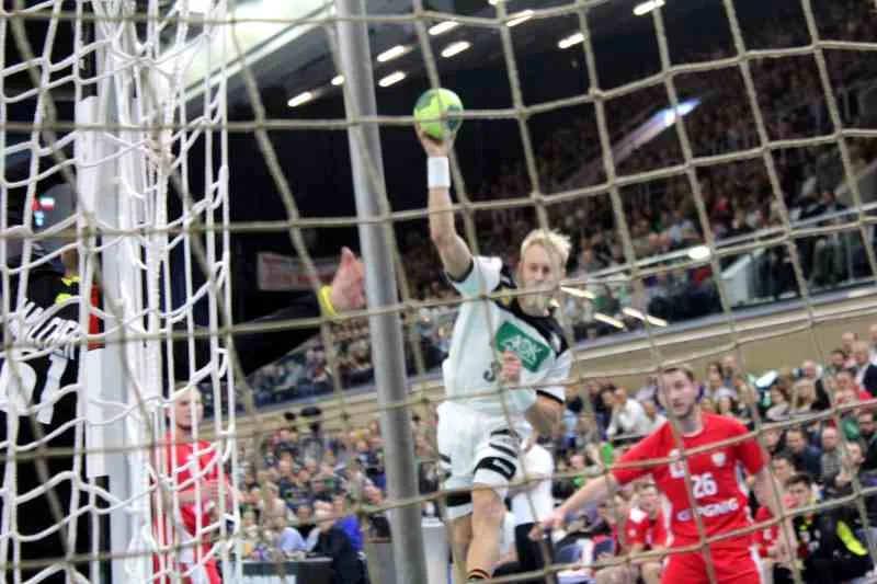 Handball Länderspiel in Rostock: Deutschland vs Polen. Im Bild Matthias Musche (37) beim Torwurf. Foto: P. Bohne