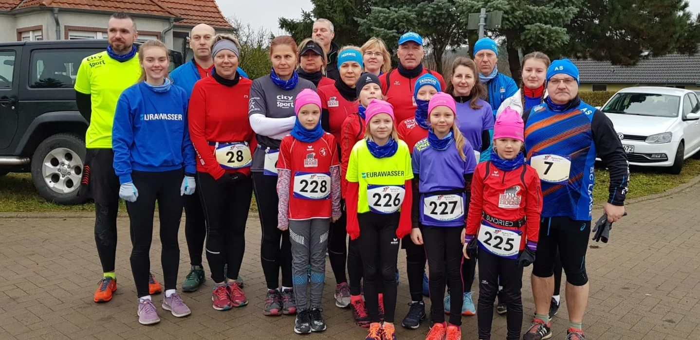 Das Foto zeigt die Laager Teilnehmer beim Witziner Silvesterlauf. Foto: Christine Boldt