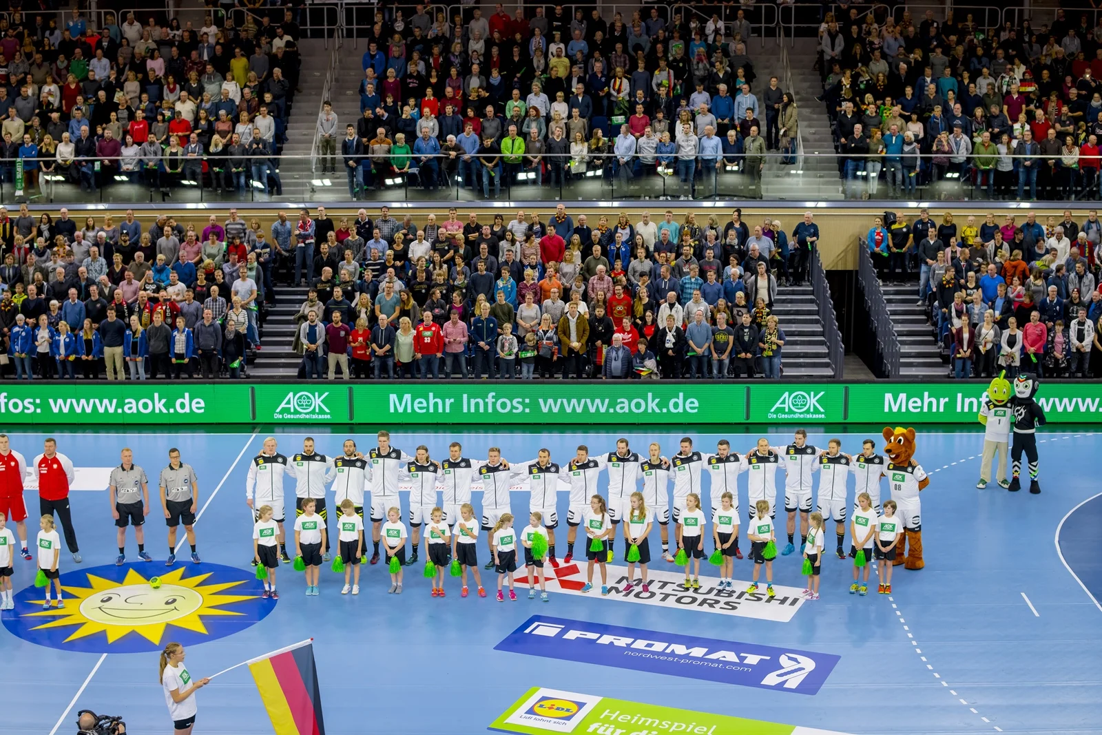 Rostock, 12. Dezember 2018. Die deutsche Handball-Nationalmannschaft (Deutschland, weiß) trifft in einem Test-Länderspiel vor der Heim-Weltmeisterschaft 2019 in der Stadthalle Rostock auf Polen (rot)