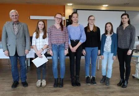Berufung des Voltigier-Kader 2019 v.l.n.r. Dr. Dittmann, Präsident des LV MV, Juniorteam Rostock mit Maria Stückmann, Carla Eckrad, Lucy-Marie Fuhrmann, Sophia Marie William, Antonia Rüth und Disziplintrainerin Katja Banzert, es fehlen Margarete Rose, Isabell Wübbel und als Einzelvoltigiererin Alina Roß
