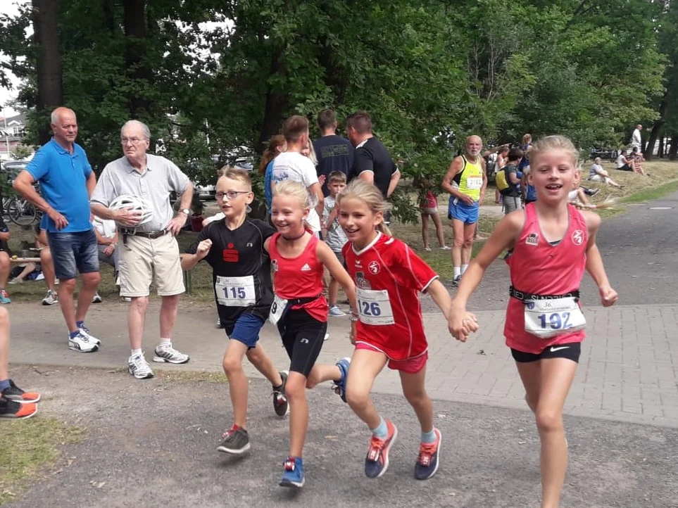 Das Foto zeigt Laager Kinder, die sichtlich Spaß an einem gemeinsamen Lauf haben. Foto: Christine Boldt