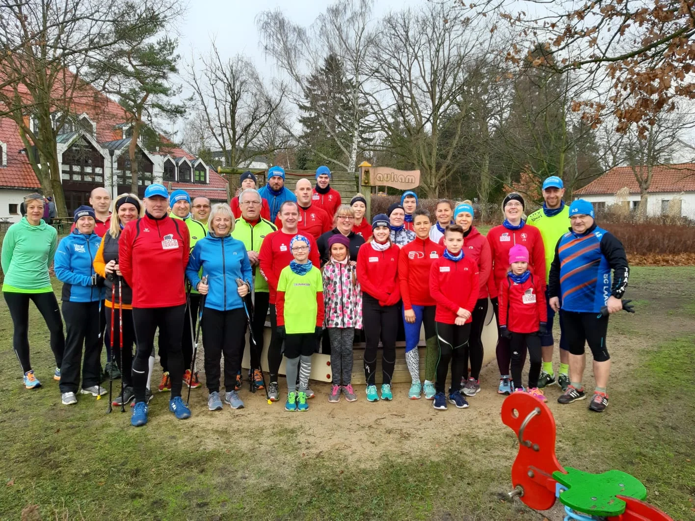 Das Foto zeigt die Teilnehmer der Laager Laufgruppe direkt vor dem Start. Foto: Heike Knabe
