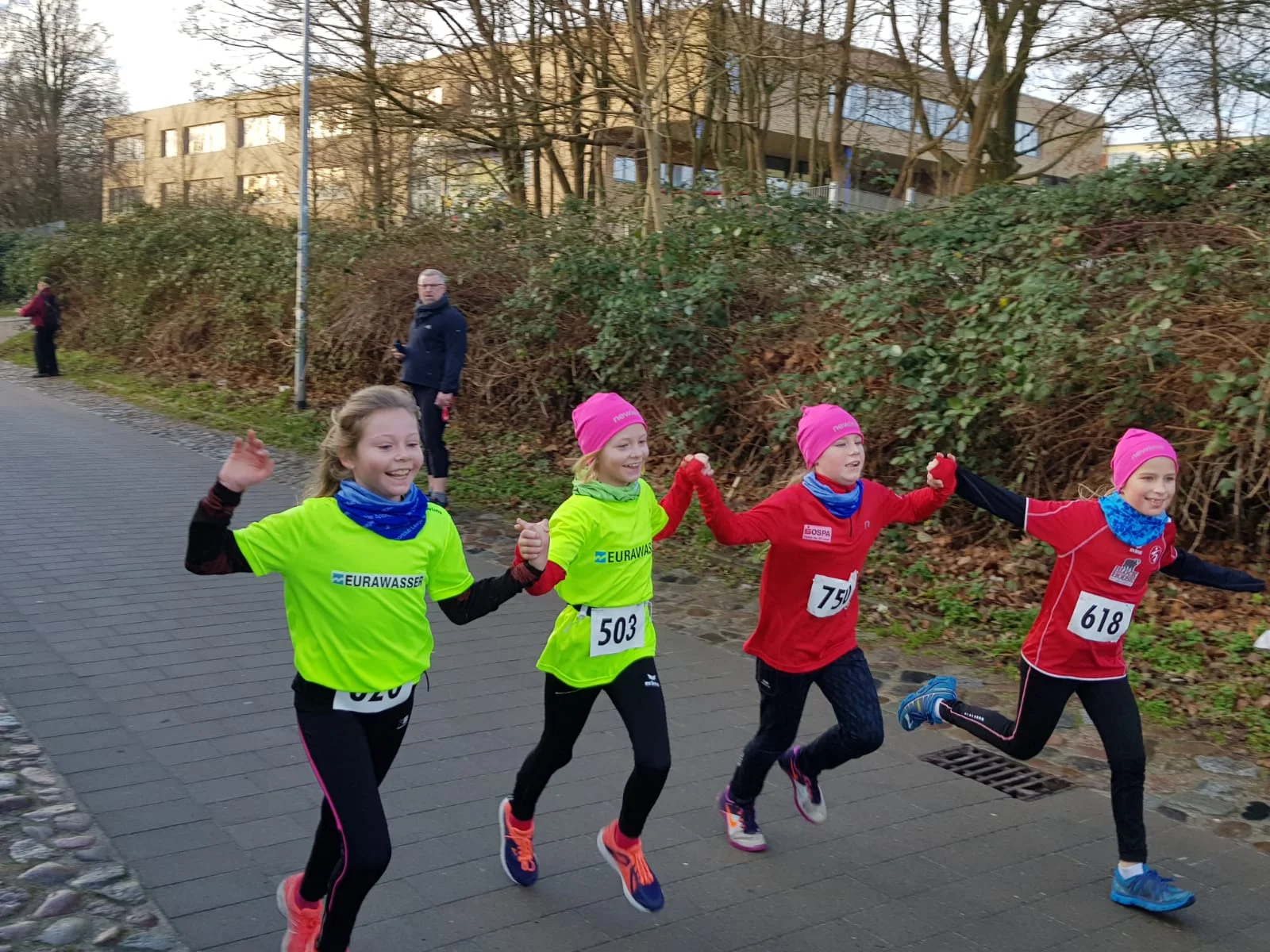 Johanna, Pia, Vanessa und Florentine (v.l.) machten es genau richtig. Sie liefen gemeinsam ins Ziel. Foto: Christine Boldt