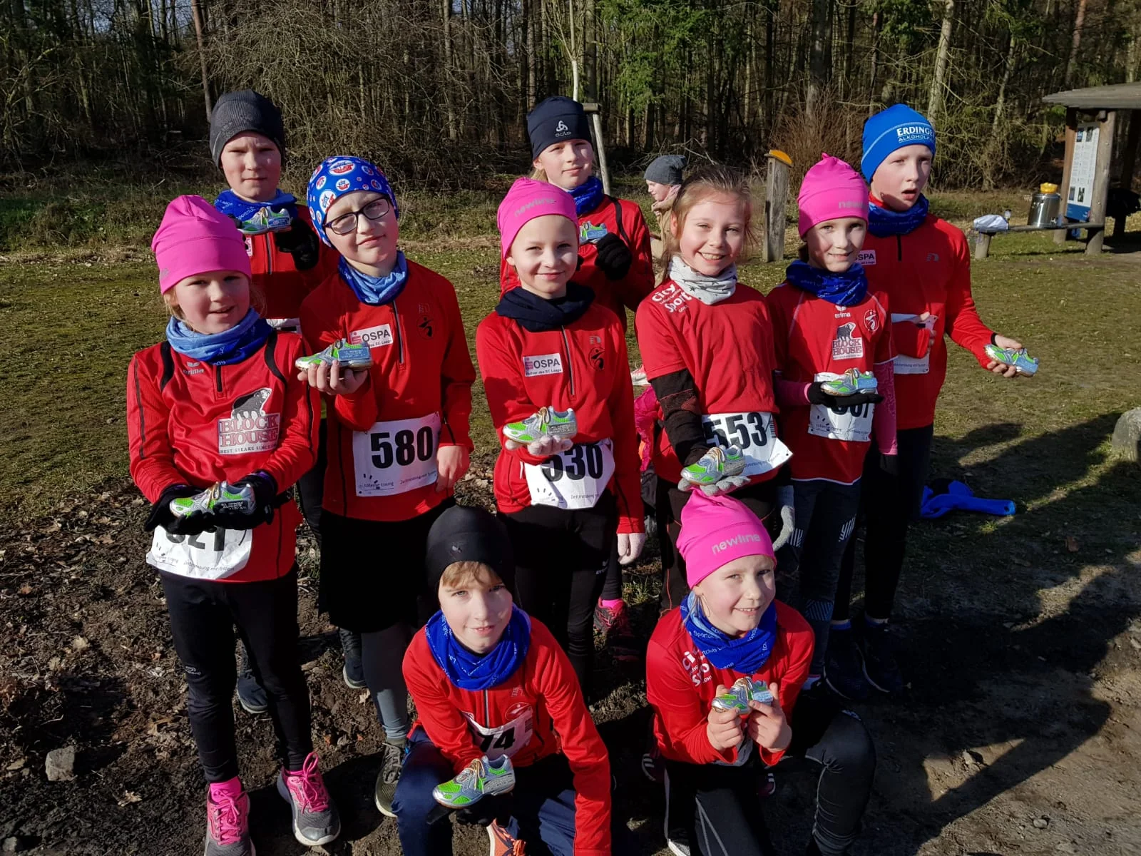 Das Foto zeigt Laager Laufkinder, die stolz ihre Pokale präsentieren. Foto: Christine Boldt