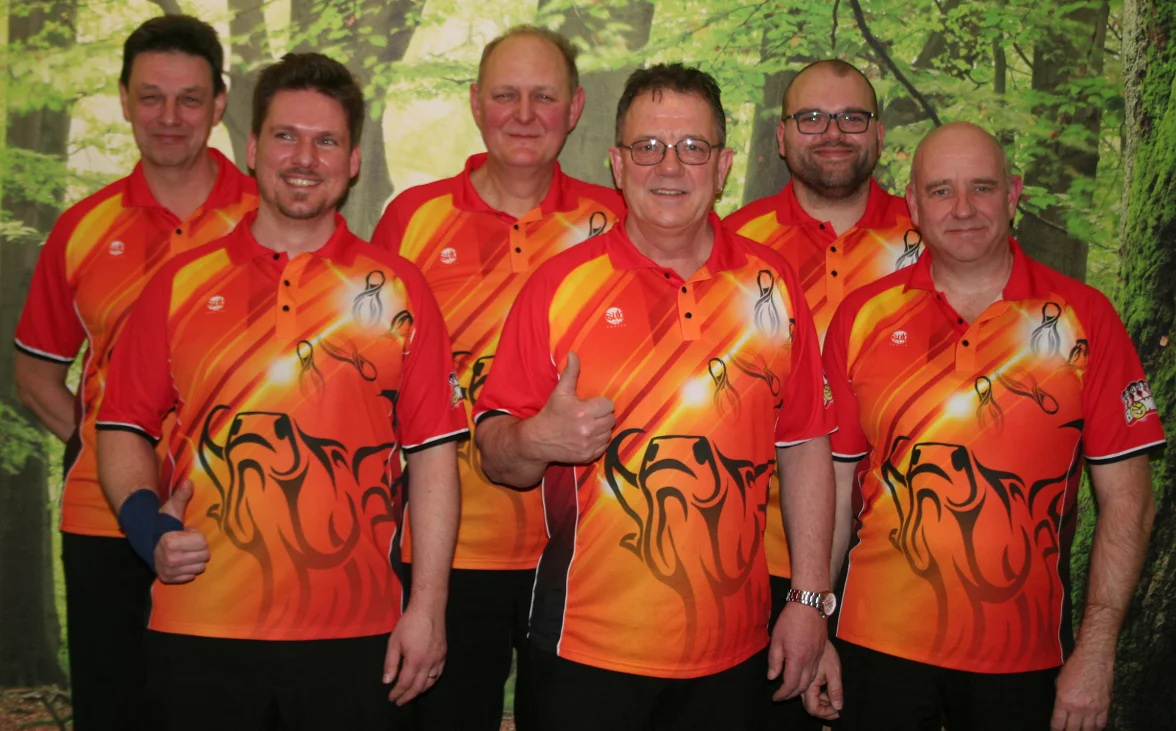 Die frischgebackennen Meister der Bowling-Landesliga. von links: Sportfreunde Alexander Aster, Thomas Rauth und Uwe Poblenz, hintere Reihe von Links: Ralf Erdmann, Mario Seemann und Tobias Seidel (FOTO: BC Schwerin)