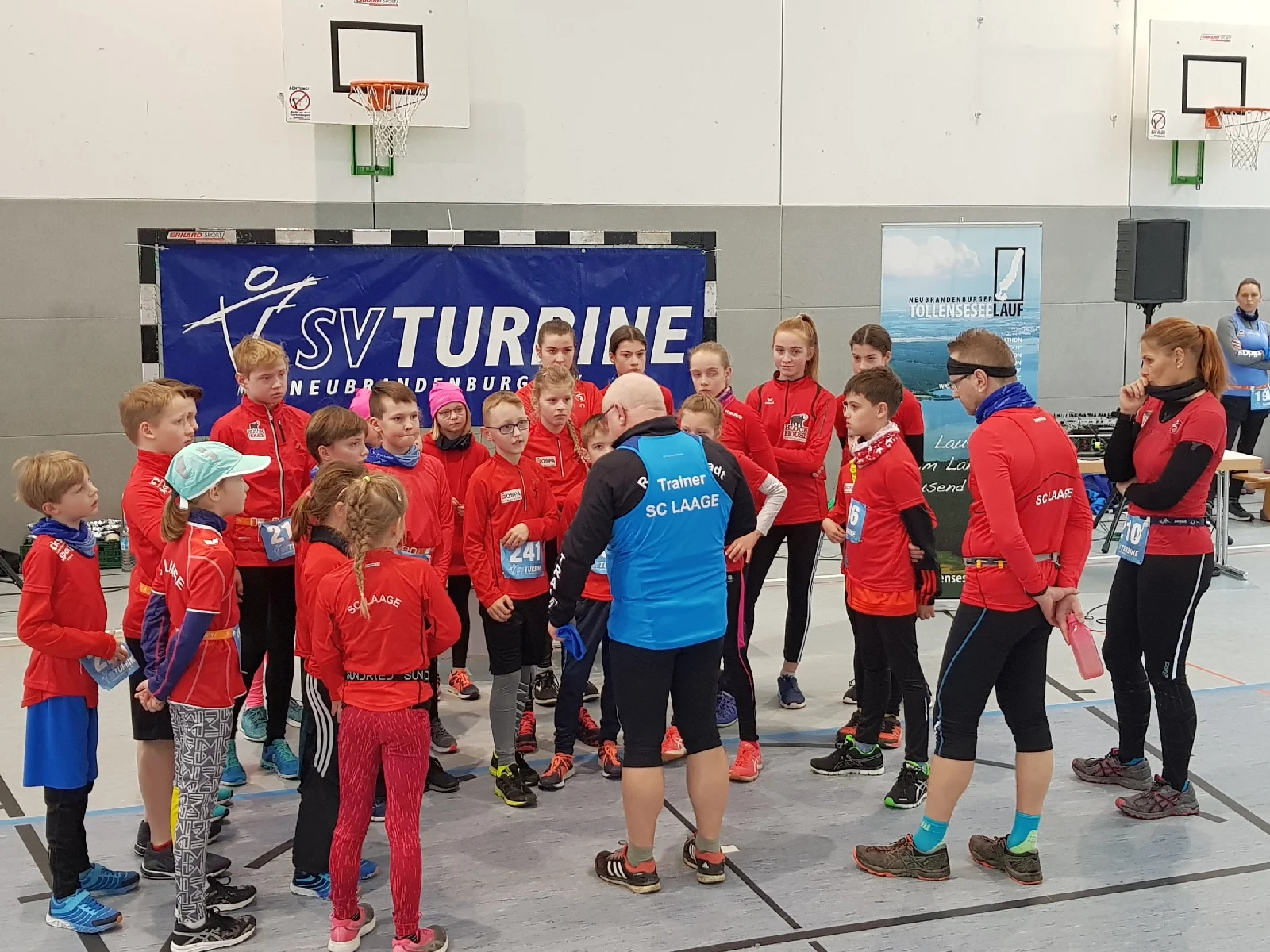 Das Foto zeigt die Einweisung der Laager Kinder vor dem Start des 2 Kilometer Laufes. Foto: Christine Boldt