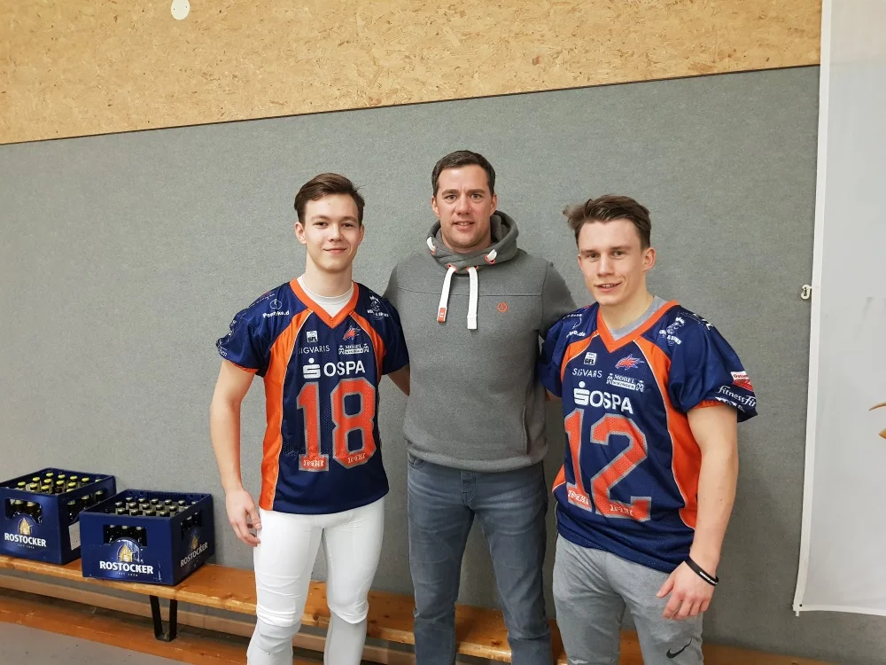 Griffins Vorstand Jens Putzier (Bildmitte) mit den Spielern Dennis Wuchrer (l.) und Erik Weilandt (r.), die an der Universität Rostock studieren. (FOTO: Rostock Griffins / Daniel Engel)