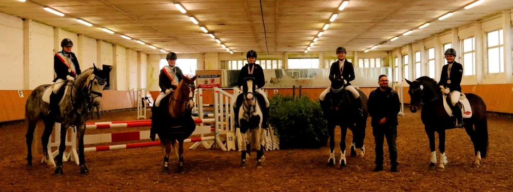 v.l.n.r.: Hallenlandesmeisterin U16 Lara Malzkorn mit C’est la vie , Ponyhallenlandesmeisterin Soraya Getzin mit Starpower Chagal, Doppel Bronzemedaillienträgerin Pony und U16 Janna Pierstorff hier mit Oxana, Vize-Children-Hallenlandesmeisterin U16 Jona Denkewitz mit Clarissa, Jugendwart Robin Roos, der die Meisterehrung im Jugendbereich übernahm und Vize-Pony-Hallenlandesmeisterin Freya Schaepe mit Balotelli HS II. FOTO: Henryk Brandt