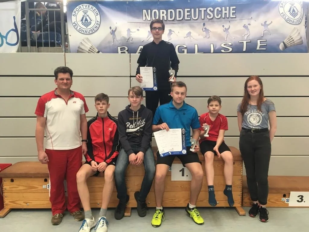 Das Schweriner Quintett zusammen mit Fynn Hellbach (Empor Göhren) und Trainer Michael. FOTO: BSC 95 Schwerin