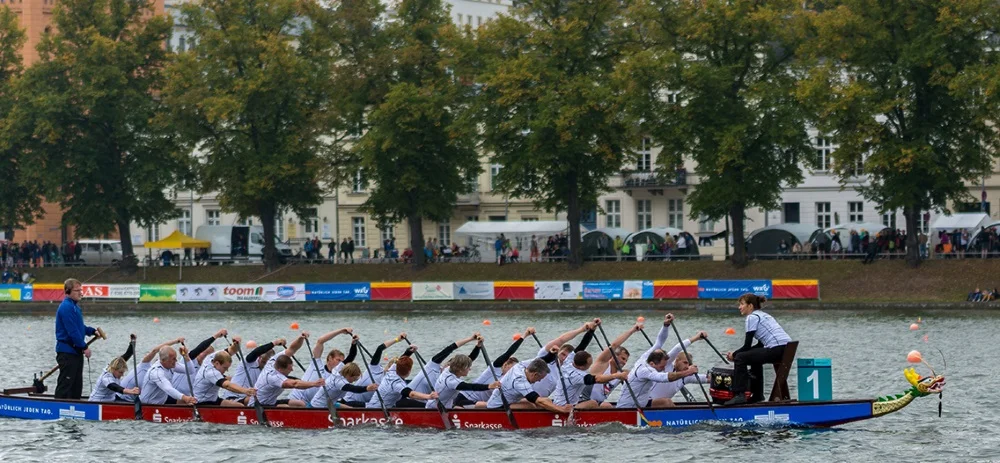 Das Drachenbootteam „de Zuariner“ auf dem Pfaffenteich – © DC Zuarin
