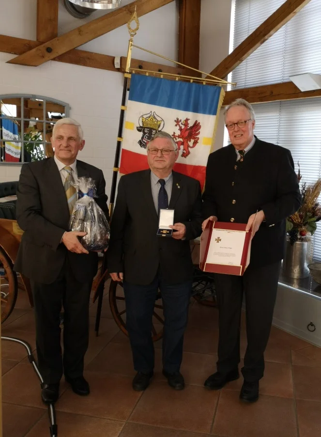 Verleihung des Goldenen Deutschen Reiterkreuzes aus den Händen von Dieter Medow (r.) zu Ehren von Franz Wego (Mitte) mit Präsident Dr. Burkhard Dittmann (l.) des Landesverbandes MV. (FOTO: Landesverband-Krempien)
