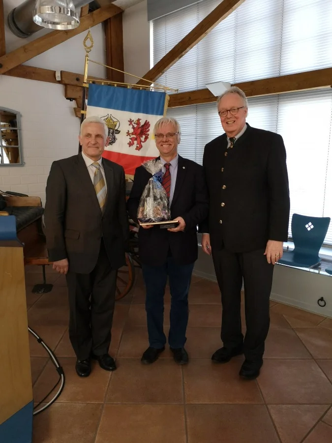 Verleihung des Silbernen Deutschen Reiterkreuz für Hans-Joachim Begall v.l.n.r.: Dr. Burkhard Dittmann, Präsident Landesverband MV, Hans-Joachim Begall, Dieter Medow, Präsidium der Deutschen Reiterlichen Vereinigung. (FOTO: Landesverband MV-Krempien)