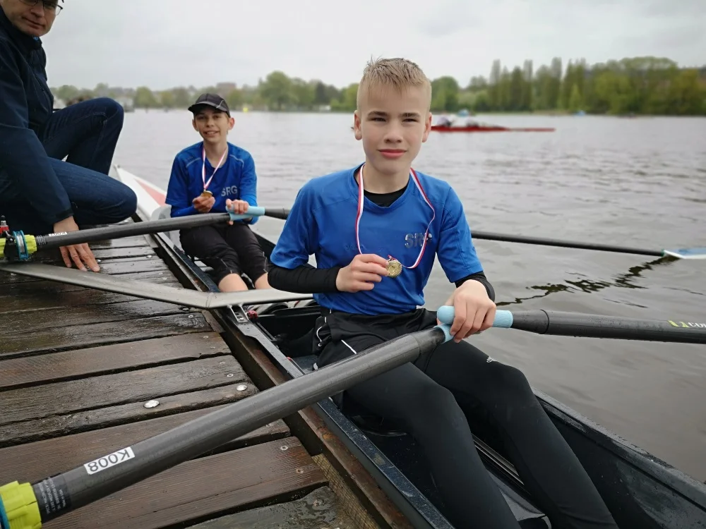 Erfolgreiche Schweriner Zweierruderer: Philipp Jeske (li.) und Flint Wolkenstein fuhren über die 1000 Meter bei der Regatta in Lübeck mit deutlichem Vorsprung auf Platz 1. Die Schweriner Jungen und Mädchen brachten 23 Medaillen aus Lübeck mit. (Foto: Mario Jeske)