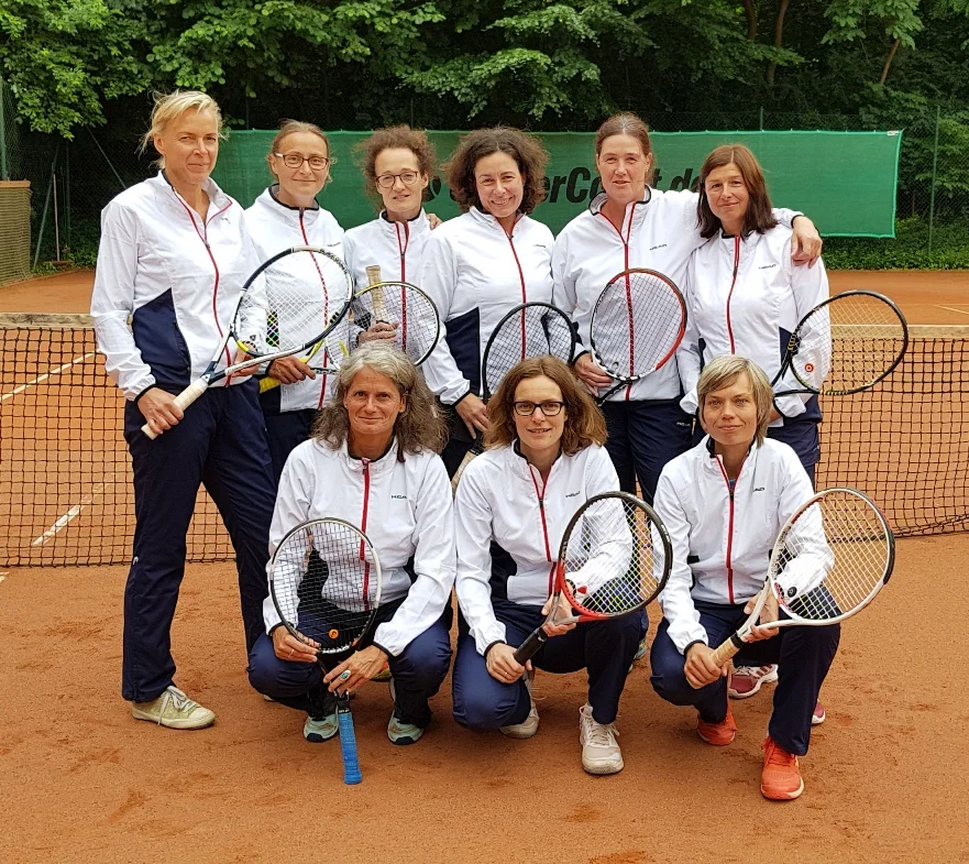 Sie bestreiten ihr zweites Jahr in der Ostliga: die Damen 40 des TC Blau-Weiß Rostock, hintere Reihe von links: Christina Hauenstein, Claudia Neubauer, Anne-Caroline Steffen, Adrienne Daub, Sabine Mainzinger und Jeanette Meier; vordere Reihe von links: Renate Heusch-Lahl, Anne-Katrin Schröder und Birte-Marie Ehlers. (Foto: TC BW)