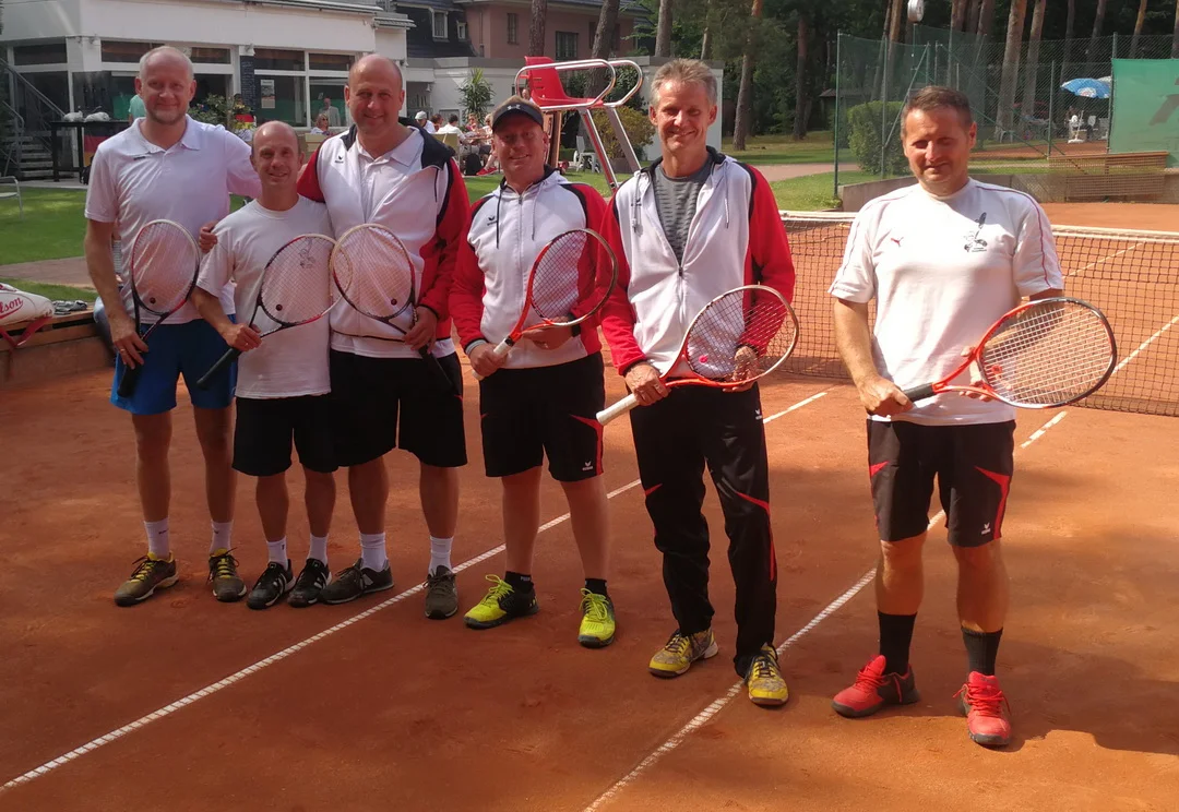 Starten mit Verletzungspech in die Saison: die Herren 40 des TC Neustrelitz, von links: Tomacz Bobecki, Björn Philipp, Gerard Wilanowski, Marco Westphal, Maik Zellermann und Zsolt Balogh. (Foto: TC Neustrelitz)
