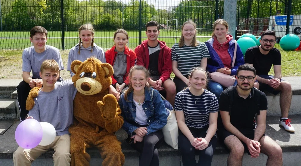 Teamfoto der fleißigen Helfer zusammen mit Bummi.FOTO: KSB MV