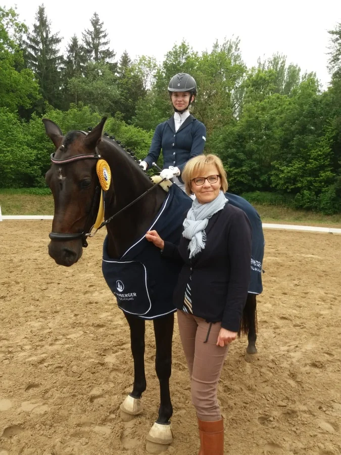 Siegerin der zweiten Qualifikation zum NÜRNBERGER Burgpokal der Junioren Carolina Romanowski mit ihrer Stute Donnerfee mit der Gratulation aus den Händen der Richterin Tatjana Zahn. Foto: Birca Roos