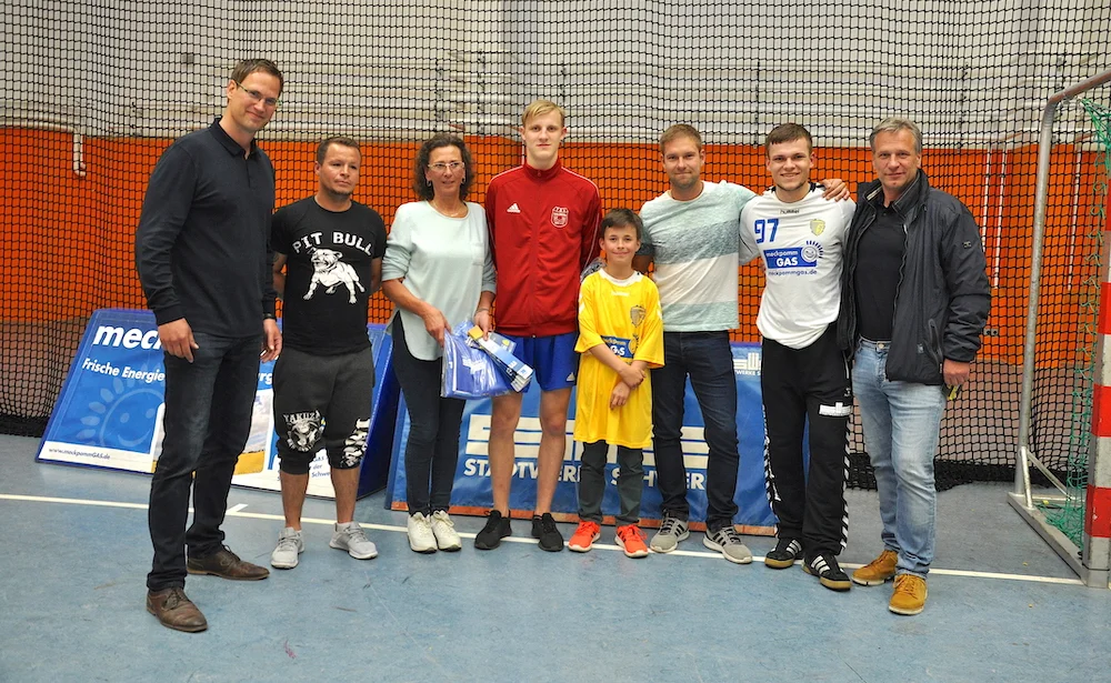 Der neunjährige Fabian Müller (Mi.) gewann das Siebenmeterwerfen der Promo-Tour. (Foto: Barbara Arndt)