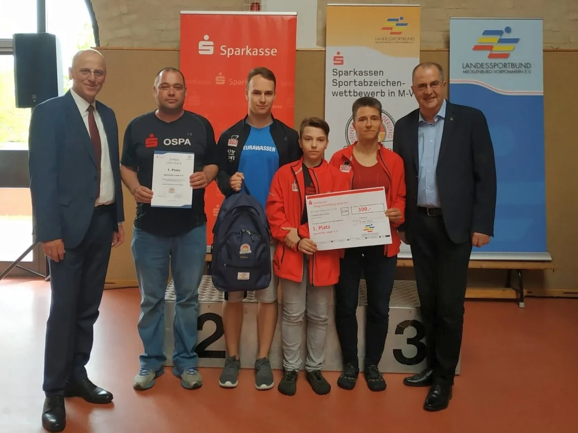 Das Foto zeigt Herrn Peter Siebken , Andreas Heise, Florian, Niklas und Yvonne Lübs sowie Präsidenten des Landessportbundes Mecklenburg-Vorpommern, Andreas Bluhm (v.l.) Foto: SC Laage