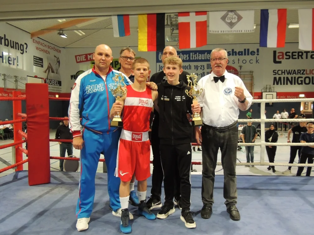 Daniel Ivanov (li) aus Russland und Mikkel Gribsholt aus Dänemark präsentierten den besten Kampf. Foto: Ronny Poge 2. Hanse Grand Prix - das größte Boxsportevent in MV: Daniel Ivanov (li) aus Russland und Mikkel Gribsholt aus Dänemark präsentierten den besten Kampf. Foto: Ronny Poge