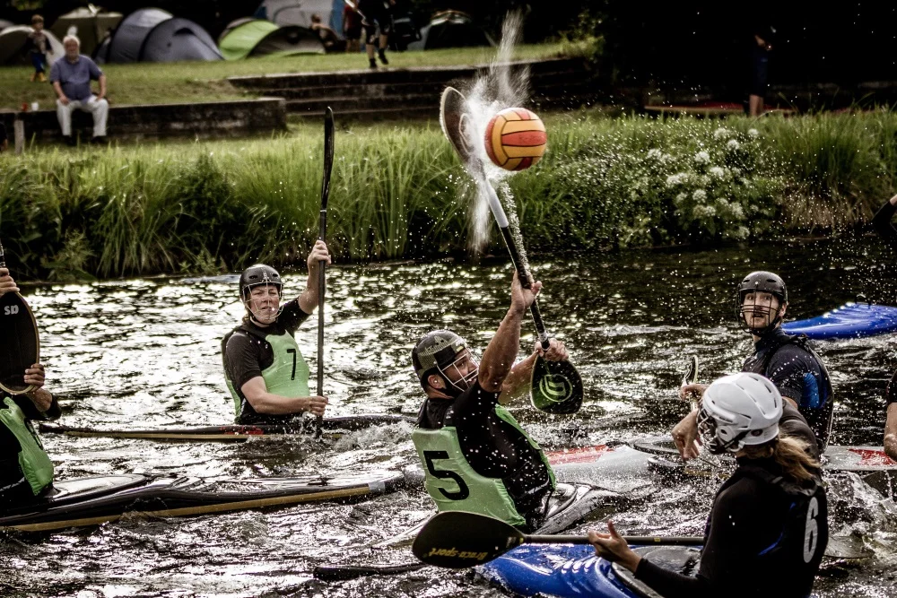 Die Teams aus Kopenhagen und von der FU Berlin im Wettkampf beim Internationalen Kanupolo-Turnier der Universität Rostock. Foto: János Zierath.