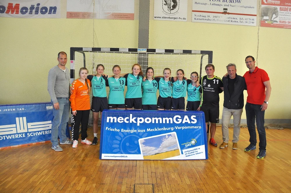 Auch in Sternberg bekam der Handballnachwuchs neue Spielkleidung. Foto: Barbara Arndt