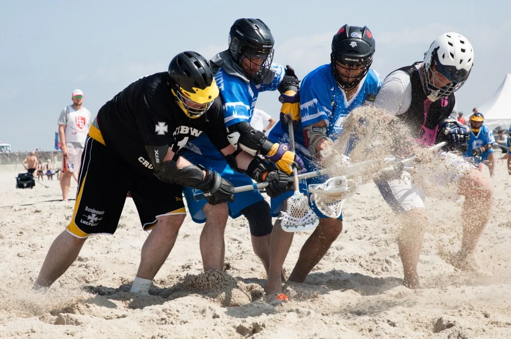 In der Sport Beach Arena werden unter anderem Turniere im Strand-Lacrosse ausgetragen. Foto: Pepe Hartmann „LAX at the Beach“ Strand-Lacrosse-Turnier in der Sport Beach Arena Warnemünde. Foto: Pepe Hartmann