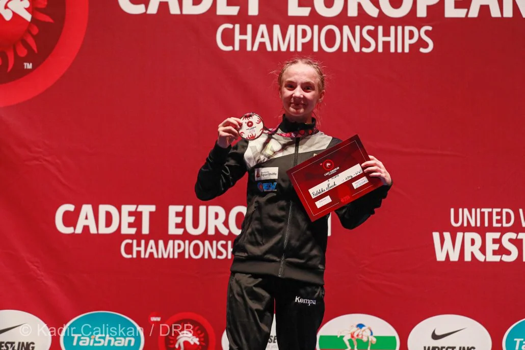 EM-Gold für Rebekka March Foto: © Kadir Caliskan Bei den Kadetten Europameisterschaften im italienischen Faenza gewinnt Rebekka March in der Gewichtsklasse bis 49kg sensationell die Goldmedaille. Foto: © Kadir Caliskan