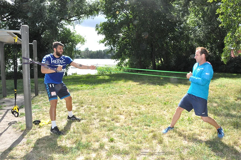 Athletischer Einstand am Faulen See: Kevin Herbst absolvierte seine erste Trainingseinheit in Schwerin mit dem Personal-Coach der Stiere, Guido Lautenschläger. Foto: Barbara Arndt Athletischer Einstand am Faulen See: Kevin Herbst absolvierte seine erste Trainingseinheit in Schwerin mit dem Personal-Coach der Stiere, Guido Lautenschläger. Foto: Barbara Arndt