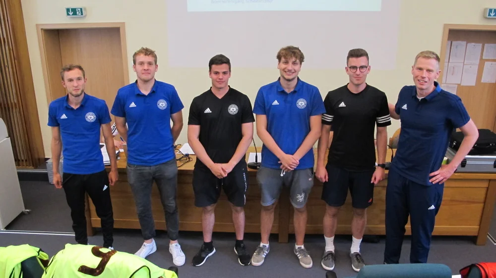 Der 1. stellvertretende Schiedsrichterobmann Enrico Barsch (re.) beglückwünschte die Aufsteiger in die Landesliga (v.l.n.r.): Fabian Cornelius, Till Greve, Michael Eulitz, Richard Schwenn und Tobias Grzelka. Foto: VSA LFV MV
