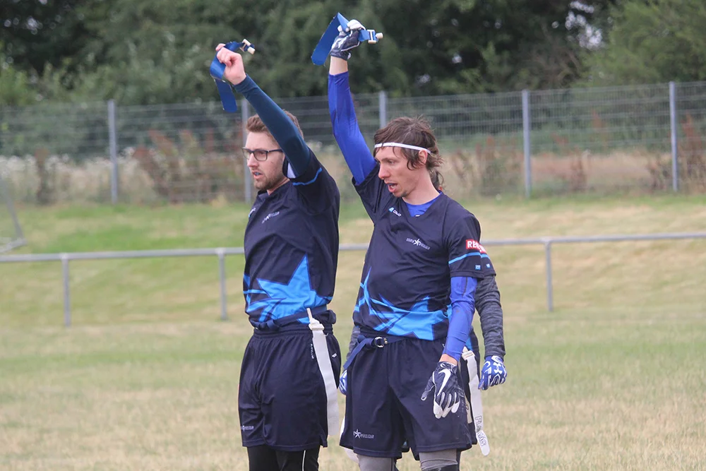 Linebacker/Blitzer Pascal Heß und Defensive Back Markus Wolfien nach einem erfolgreichen Flagpull.