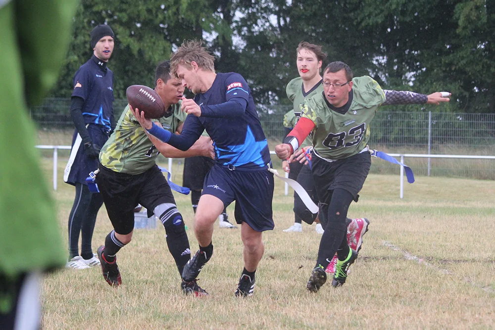 Quarterback Julius Gatzke tanzt die Defense der Eberswalder Rangers aus.